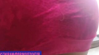 Sobrinho gozando na buceta e no cu da tia dançando de calcinha para mim safada(Completo No Red). Instagram @brinquedoator
