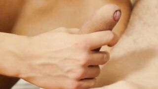 Hot twink draws off Greg Noll and takes his huge dick