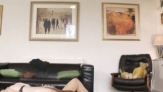 Hot living room sixty nine with MILF babe and her associate