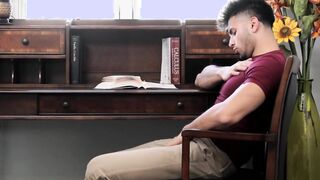 Solo athletic homo Hunter Knox strokes his huge cock