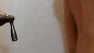 Before the cumshot Billy London shares a big dildo with Twink