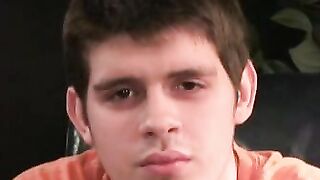 Amateur stud strips down and masturbates while watching porn