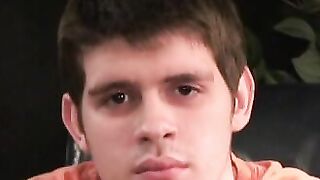 Amateur stud strips down and masturbates while watching porn