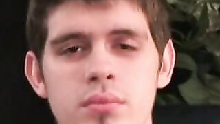 Amateur stud strips down and masturbates while watching porn