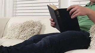 Muscular bookworm Leo Luckett wanks off while toe licked