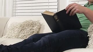Muscular bookworm Leo Luckett wanks off while toe licked