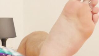 Buff gay purposes cream on his feet and jerks off energetically