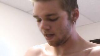 Slender amateur cock penetrates pussy in naughty threesome