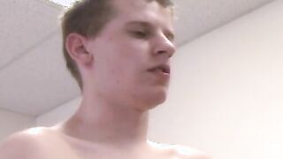 Slender amateur cock penetrates pussy in naughty threesome