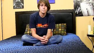 Youthful butt muncher gives a meeting and jerks off performance