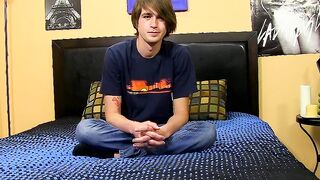 Youthful butt muncher gives a meeting and jerks off performance