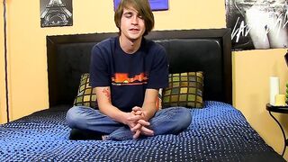 Youthful butt muncher gives a meeting and jerks off performance