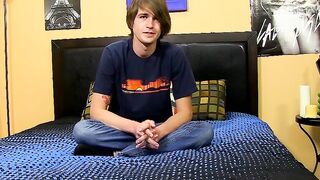 Youthful butt muncher gives a meeting and jerks off performance