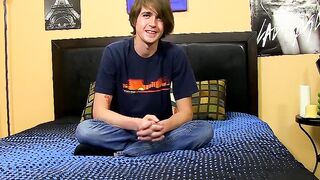 Youthful butt muncher gives a meeting and jerks off performance