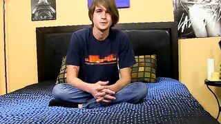 Youthful butt muncher gives a meeting and jerks off performance