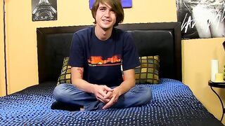 Youthful butt muncher gives a meeting and jerks off performance