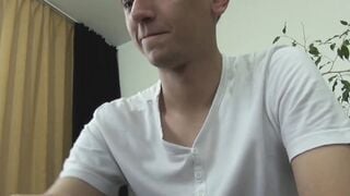 Attractive man on feet and dick licking binge gets without any protection