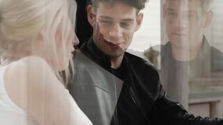 Pretty Izzy screams as hunk Michael stretched her pussy