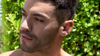 Buff tanned guy rimms and fingers his lover before raw sex