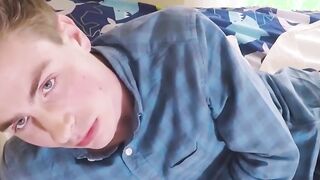 Hot twink jizzes while getting without any protection by stepbro
