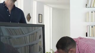 Trans latina Eva Maxim lets carpenter bang her ass