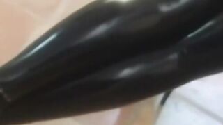 Anastasia Pierce played anal with traditional latex fingers