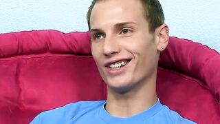 Young homo Evan James fiddles ass while masturbating