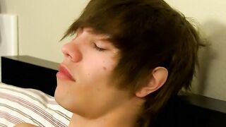 Enthusiastic twink stuffs his butt with dildo while jolting off