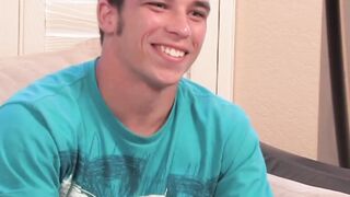 Muscular Austin exhibits his body and so is his nice dick you can't resist