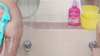 Pissing Japanese babes love dropping it in the shower here