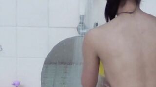 Pissing Japanese babes love dropping it in the shower here