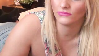 Blonde Suzannesexy posing on webcam in her bed