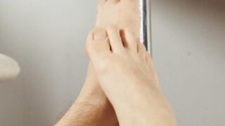Kinky foot fetish twink Taylor Blaze masturbates in hot solo