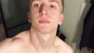 Cutie films himself in the mirror while jerking off