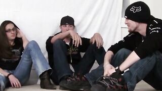 Straight friends share babes pussy in MMF threesome