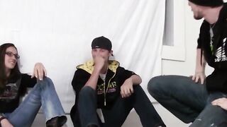 Straight friends share babes pussy in MMF threesome