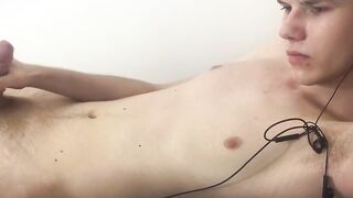 Hot butt buddy puts earbuds on and masturbates solo