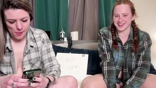 Lesbi in bed on striptango chat
