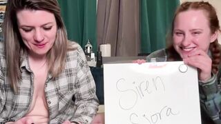 Lesbi in bed on striptango chat