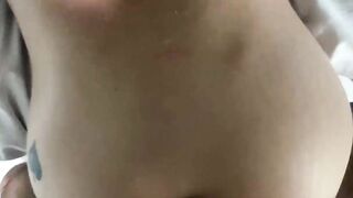 Je me fais prendre et remplir mon petit cul d’ado