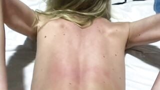 Je me fais prendre et remplir mon petit cul d’ado