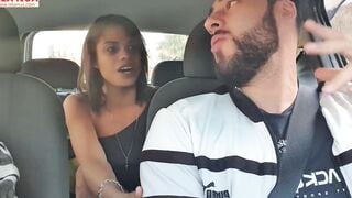 FUI PEGAR MINHA PRIMINHA QUE CHEGOU DO RIO DE JANEIRO, ACREDITA QUE ELA JÁ VEIO SEM CALCINHA PRA MIM PROVOCAR DENTRO DO CARRO! ANGEL DINIZZ - LEO SKULL