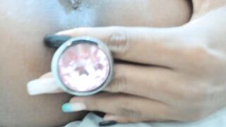 a minha priminha do nada colocou a sua roupinha de colegial e começou mostrar o cuzinho dela para mim e come ela