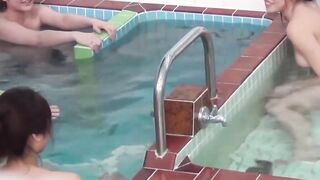 Nude Japanese chicks have group bath and pee in the jacuzzi