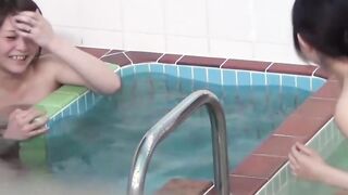 Nude Japanese chicks have group bath and pee in the jacuzzi