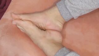 Adaptable youthful gay sucks his toes prior to yanking off performance