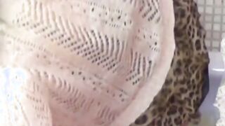 Insidious Japanese darlings let shaved pussies pee together