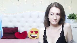 Amateur flashing boobs in bra on solo webcam show