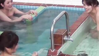 Bare Japanese chicks have bunch shower and pee in the jacuzzi