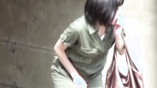 Sensual Japanese babe peeing in front of random strangers